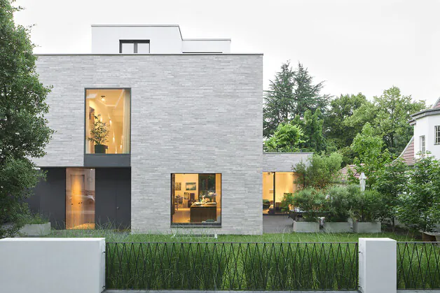 Premium Fensterfront mit stilvoller Kombination aus Glas und Aluminium