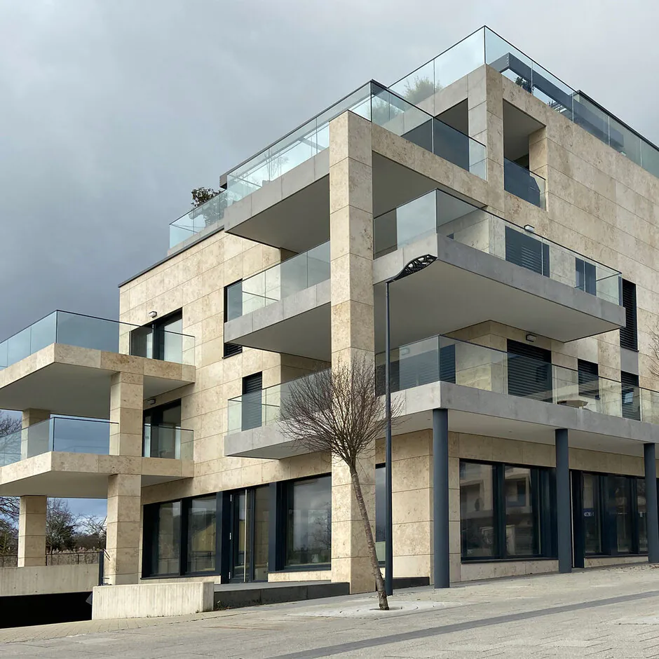 Premium Fensteranlage mit großen Glasflächen für modernes Wohngefühl in Luxemburg