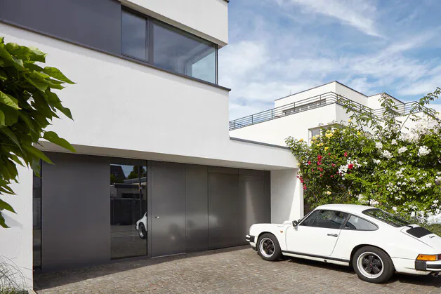 Hochwertiges Design Garagentor mit klaren Linien und moderner Architektur